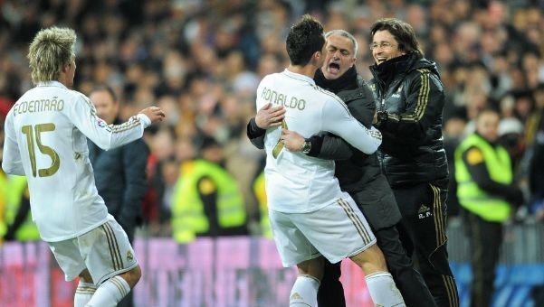 从手足无措到游刃有余，齐达内在公园学着踢毽子（齐达内公园练踢毽子：从手忙脚乱到驾轻就熟）