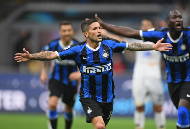 国米门将更替引热议，维卡里奥性价比突出，但适配性与未来规划存疑。