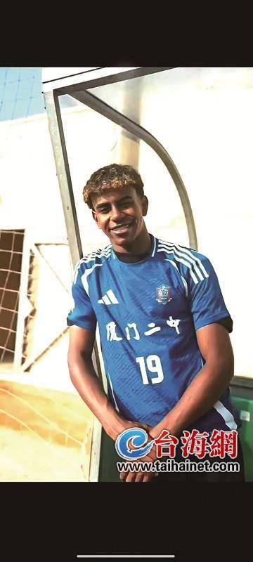 梅西赛前将球衣赠予安哥拉总统，总统回赠他一座纪念奖杯（赛前梅西赠球衣予安哥拉总统，对方回以纪念奖杯）