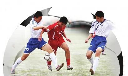 斯卡洛尼戴白手套递交世界杯，因凡蒂诺为仪式错误公开道歉