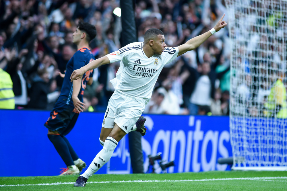 拜仁连续19场德甲主场进球2+，上一次没做到正是对阵勒沃库森（拜仁德甲主场已19连场至少2球，上次未达成的对手正是勒沃库森）