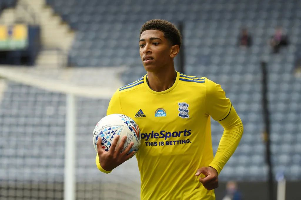 德拉富恩特谈卡瓦哈尔和亚马尔冲突：队内就像一家人一样团结（德拉富恩特：卡瓦哈尔与亚马尔虽有冲突，球队仍如家般团结）