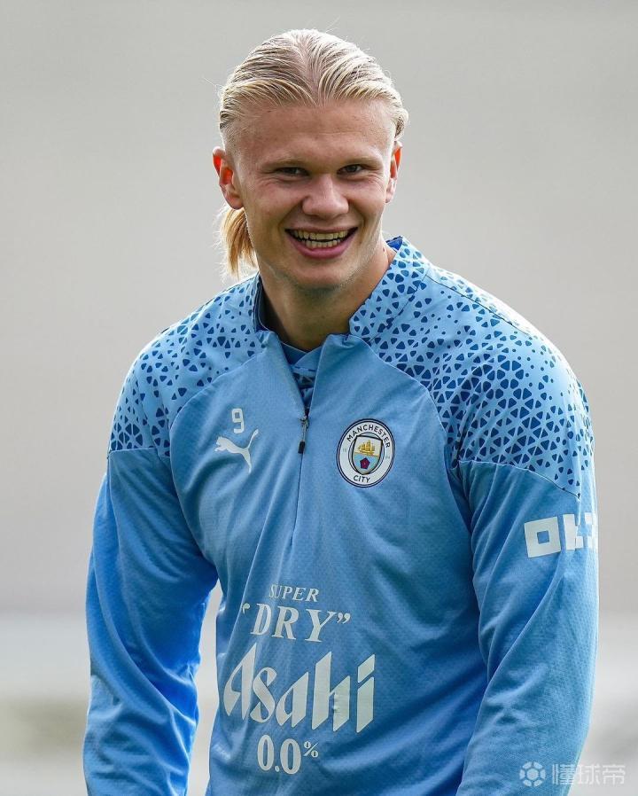 摸吉祥物女演员胸部，前塞尔塔队长马略被判赔偿1000欧（前塞尔塔队长马略因对吉祥物女演员不当接触被判赔偿1000欧元）