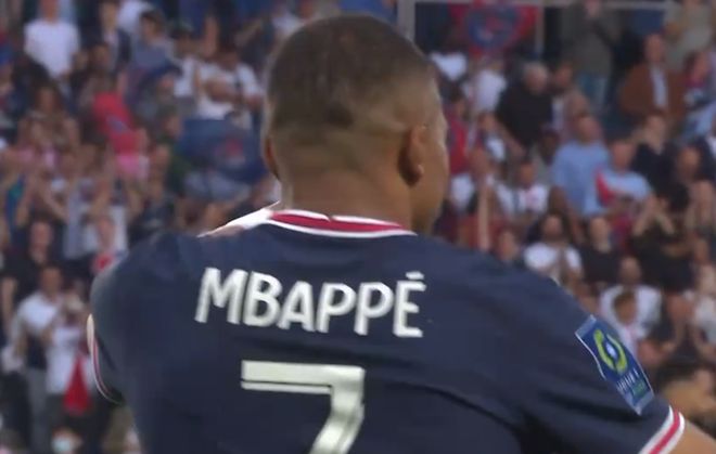 皇家马德里有意出人意料地任命阿隆索为新任主教练，而伯纳乌球员则被指控“扰乱秩序”。（皇马拟爆冷启用阿隆索挂帅，伯纳乌球员被指“闹事”）