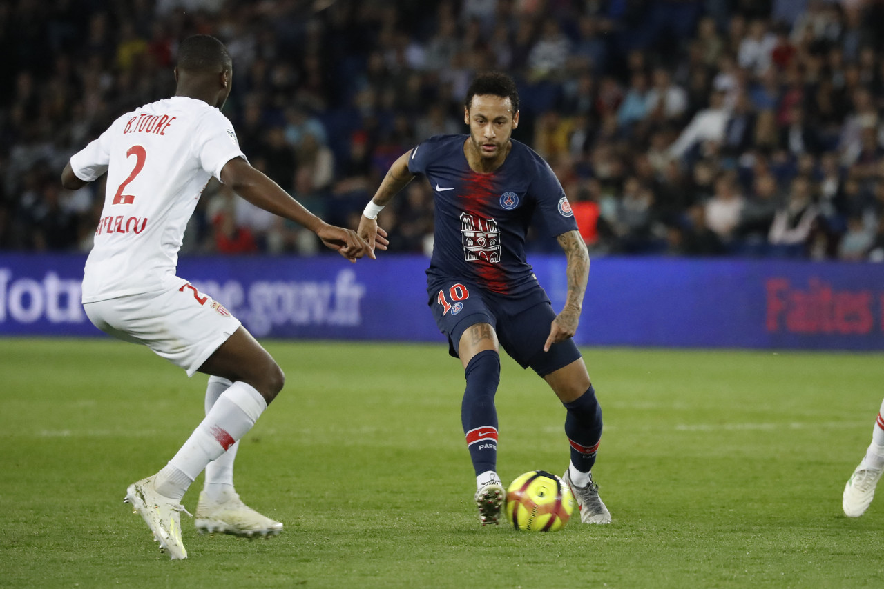 巴萨梅西进球助球队领先塞维利亚（梅西建功助巴萨领先塞维利亚）