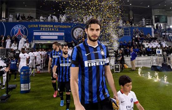 T倒了！预热《怪奇物语》最终季，拜仁球员穿特制热身服出场（拜仁球员穿定制热身服亮相，为《怪奇物语》最终季预热）