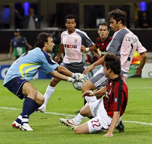 杜兰特关键三分，锁定比赛胜利（杜兰特命中致胜三分，锁定胜局）