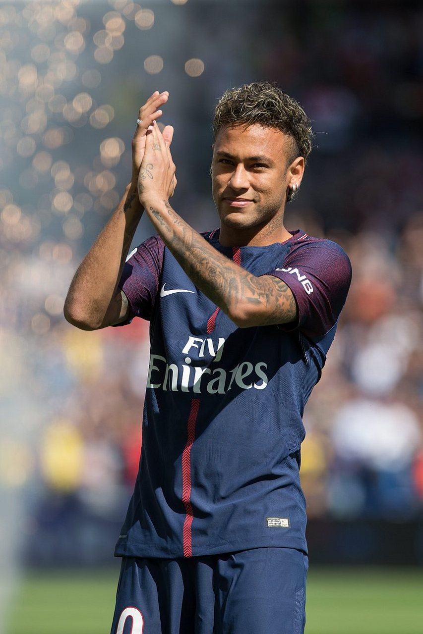 都体：英超三队想引进道格拉斯-路易斯，费内巴切也有意（都体：英超三队追逐道格拉斯-路易斯，费内巴切加入争夺）