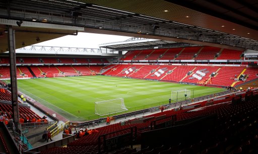 后卫破门后激情亲吻队徽，引球迷共鸣（后卫进球后深情亲吻队徽，点燃球迷共鸣）