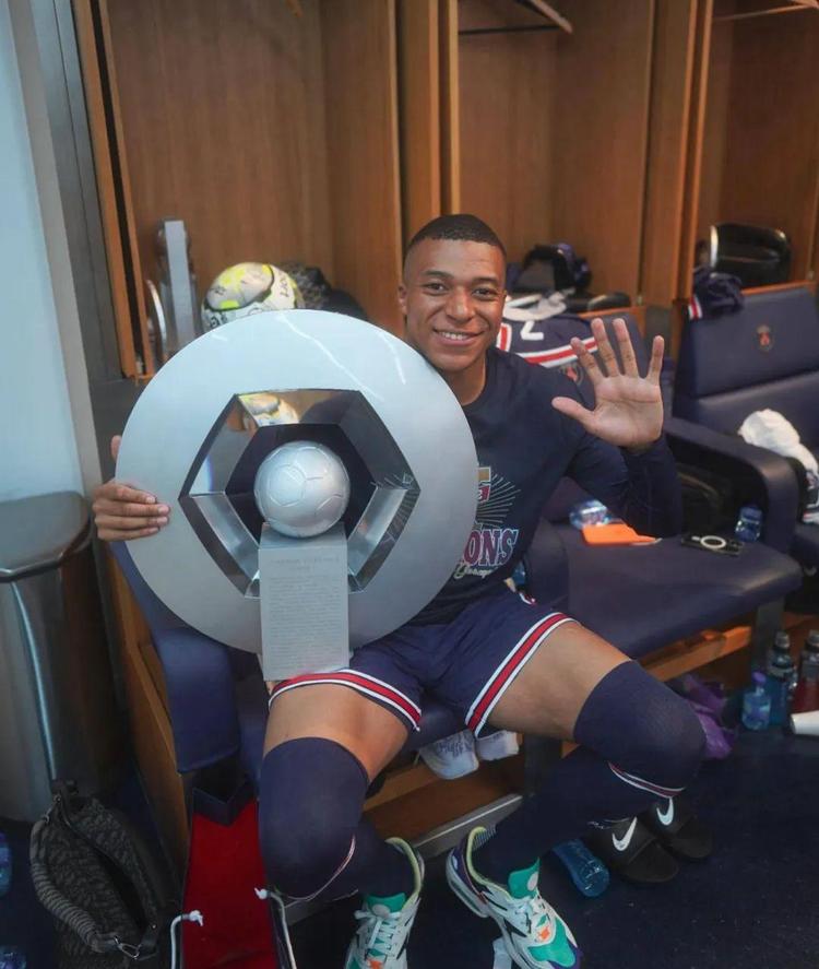 上场还早！广东新援走路一瘸一拐 首秀时间未知