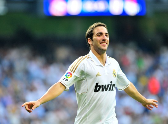 跟队记者：莱奥续约谈判还没正式开启，但俱乐部正在讨论（队记：莱奥续约谈判尚未正式启动，俱乐部已展开讨论）