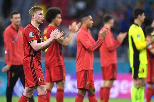 随着曼联1-1遭绝平，英超最新积分榜出炉：阿森纳一枝独秀（曼联1-1读秒遭扳平，英超积分榜更新：阿森纳独领风骚）