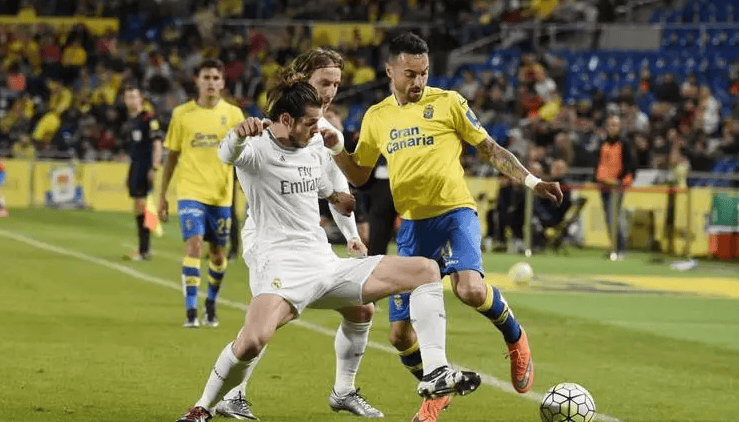 阿森西奥带女友重返伯纳乌，与齐达内一同观看了NFL比赛（阿森西奥携女友回到伯纳乌，与齐达内同场观战NFL）