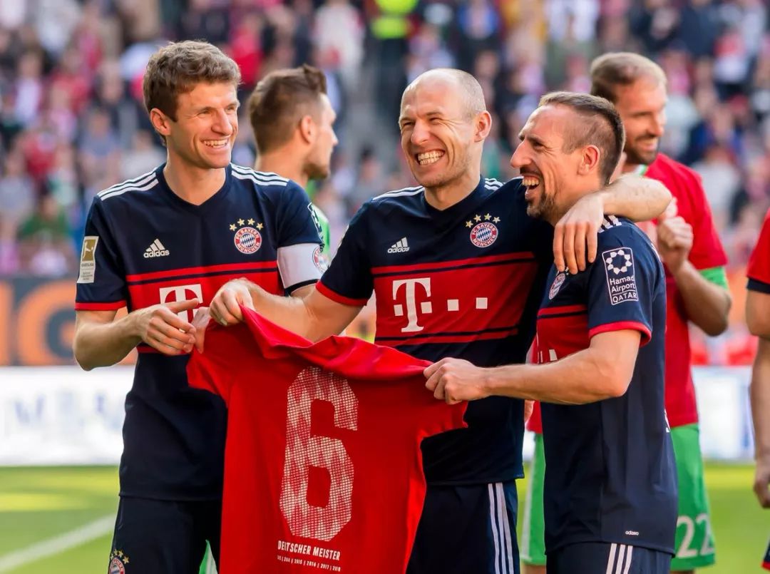 U22国家队走进成都实验小学西区分校，黄博文、于大宝等人与师生互动（U22国足做客成都实验小学西区，黄博文、于大宝等与师生互动交流）